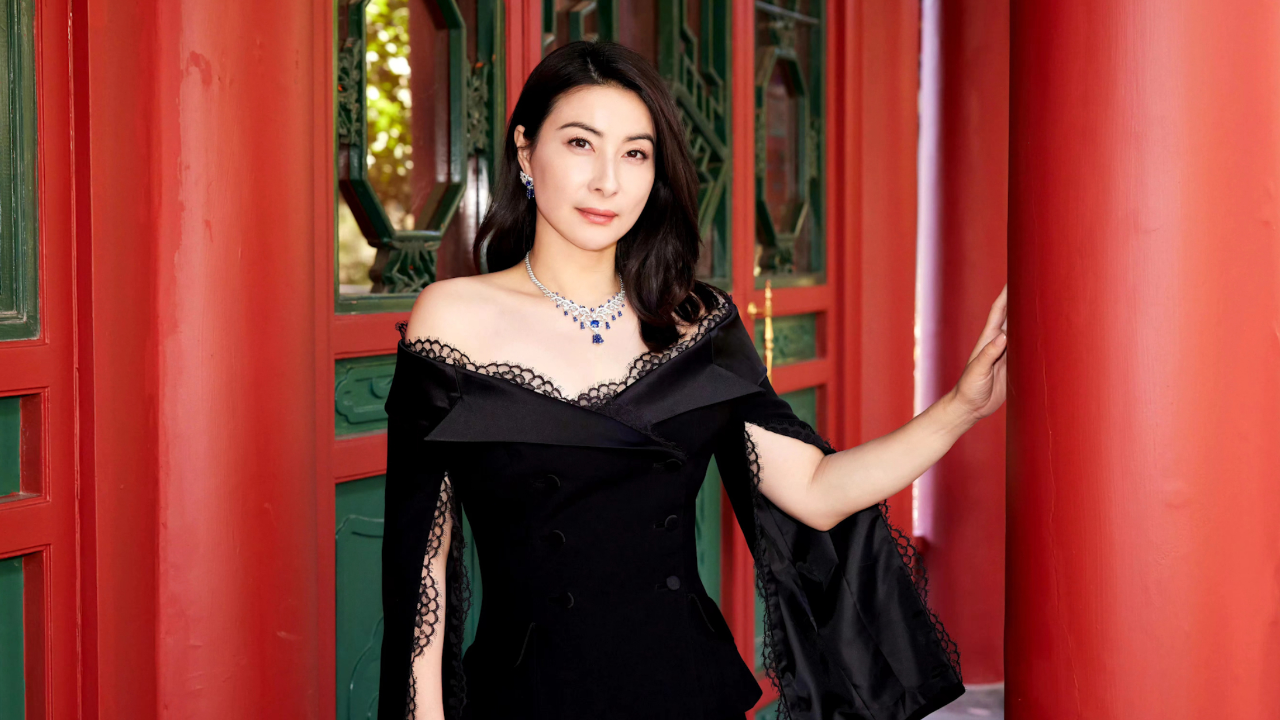 郭晶晶被路人夸爆,眼睛超美很有气质,疑坐商务舱侧脸辨识度超高