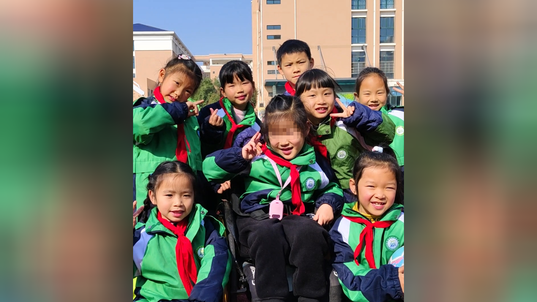 小女孩患罕见病脊髓性肌萎缩,7名同学组团帮扶上学