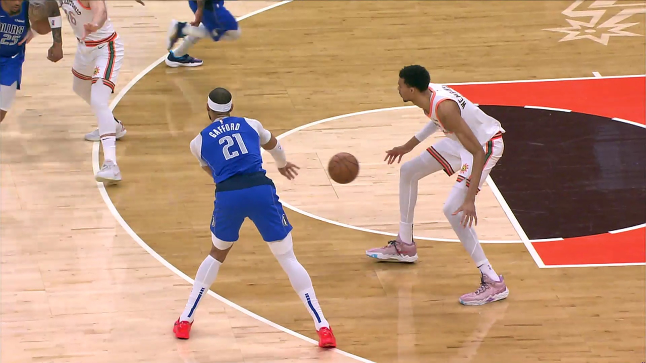 欧文灵动空切脚踏登云梯上演折叠暴扣