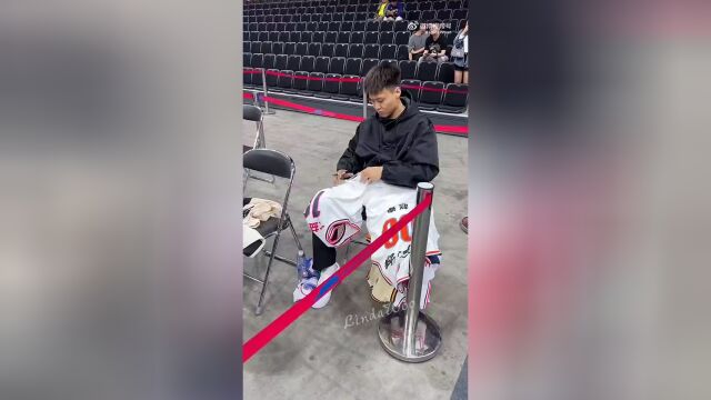 很受欢迎赵睿随队出征客战广州热心给很多女球迷签名