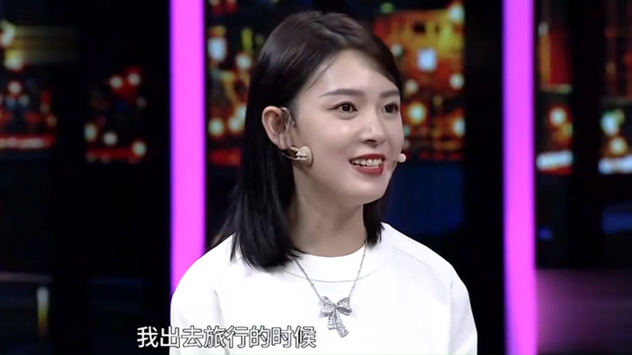陈瑶在家时喜欢和猫玩,她的猫不仅会玩游戏,还很会模仿人的动作