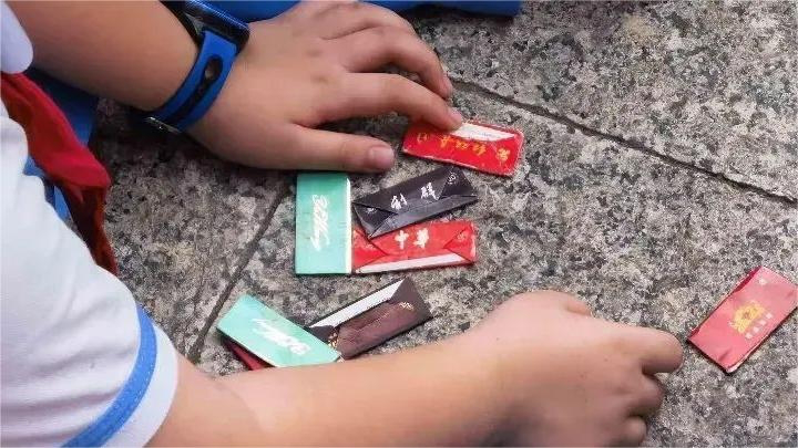 三亚市教育局:近期小学生风靡玩"烟卡",禁止带入校园,可没收