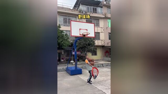 勾手老大爷挑战左手拿四个篮球然后再右手全部勾进