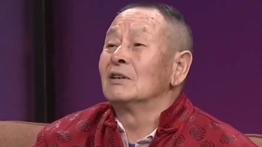 秦先生还是个热心肠,收养了不少流浪狗,赢得全场点赞