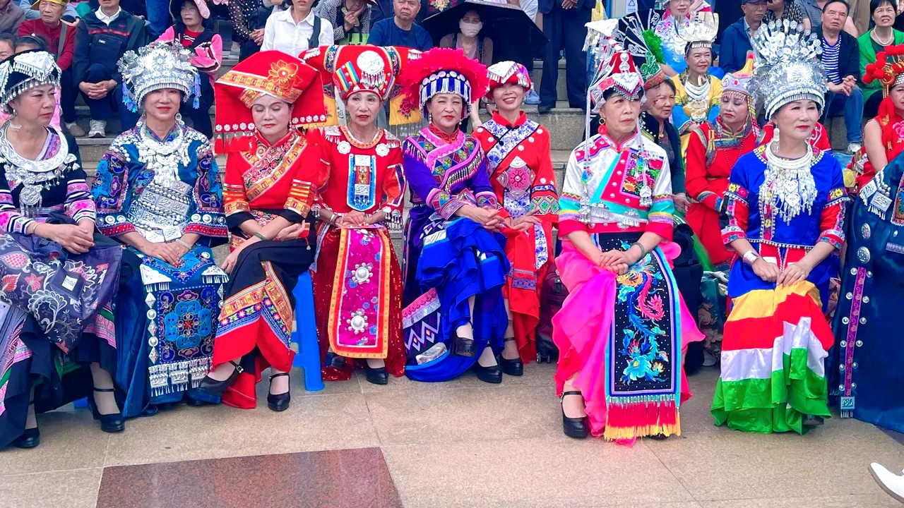 云南省曲靖市麒麟区爨乡珠江源广场高朋满座 七彩云南