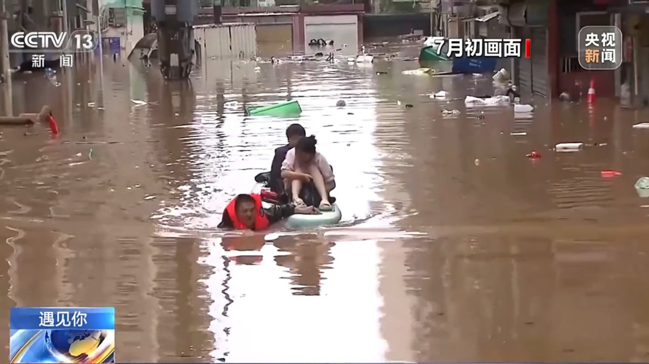 退役老兵在洪水中"冲浪" 划着桨板救下50多人