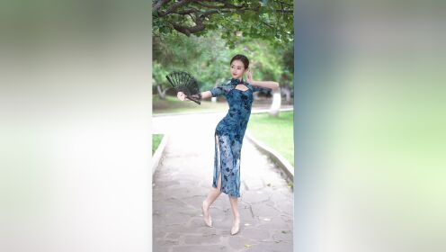 山朦胧,水朦胧,家人在梦中#旗袍#古典舞