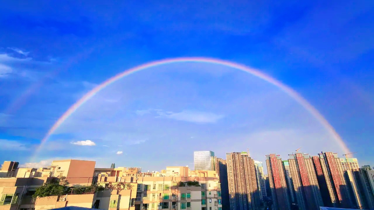 浮现绚丽彩虹横贯长空 仰望苍穹彩色天幕气度恢弘多彩斑斓蔚然壮观