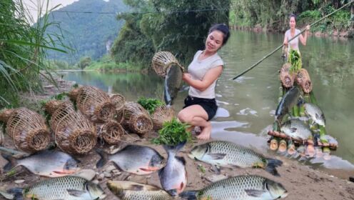 越南美女布置陷阱抓鱼,自己做竹筏子放笼子捉鱼,带大家见识一下