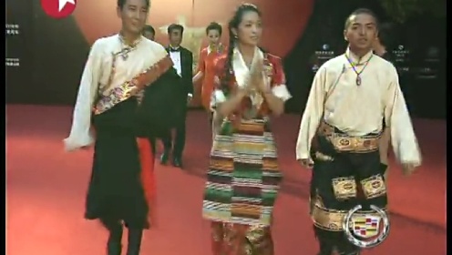 《西藏的天空》剧组主创亮相红毯 民族风情浓郁