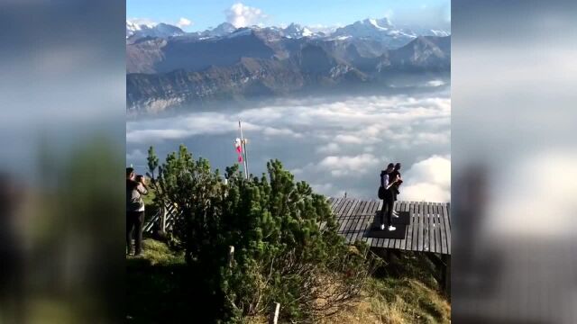 阿尔卑斯山顶滑行穿梭于云海间 俯瞰这童话般的仙境!