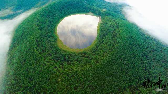 阿尔山:火山口积水成湖形成天池奇观 是世界天池最密集的地方