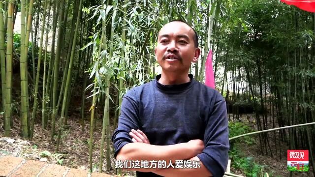 贵州村民自筹资金山洞建1000平篮球场,冬暖夏凉如空调房