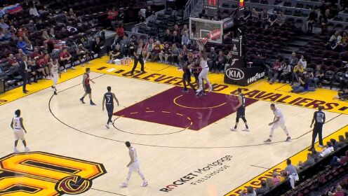 《NBA全场集锦》【扣篮】奥斯曼刚过半场突然直塞篮下 汤普森接球双手挂筐重扣
