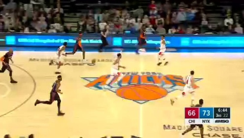 《NBA全场回放》【原声回放】公牛vs尼克斯第3节 拉文折叠上篮滞空打进