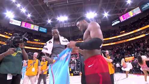 《NBA全场集锦》俩兄弟感情真不赖！阿德巴约与米切尔赛后交换球衣合影留念