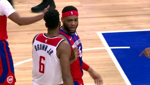 《NBA全场集锦》布鲁斯布朗打反击狂奔禁区挤开防守 骑马射箭抛投打进