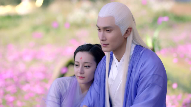 《三生三世枕上书》帝君和凤九看着白滚滚玩耍,一家人真是太幸福了!