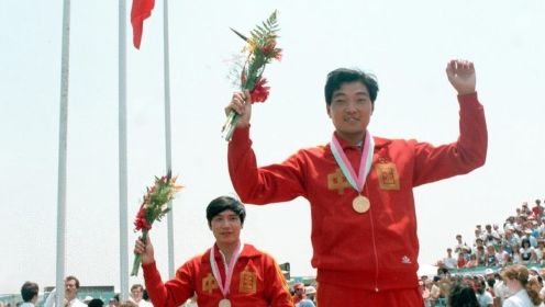 中国首枚奥运金牌颁奖仪式 国歌响起振奋人心