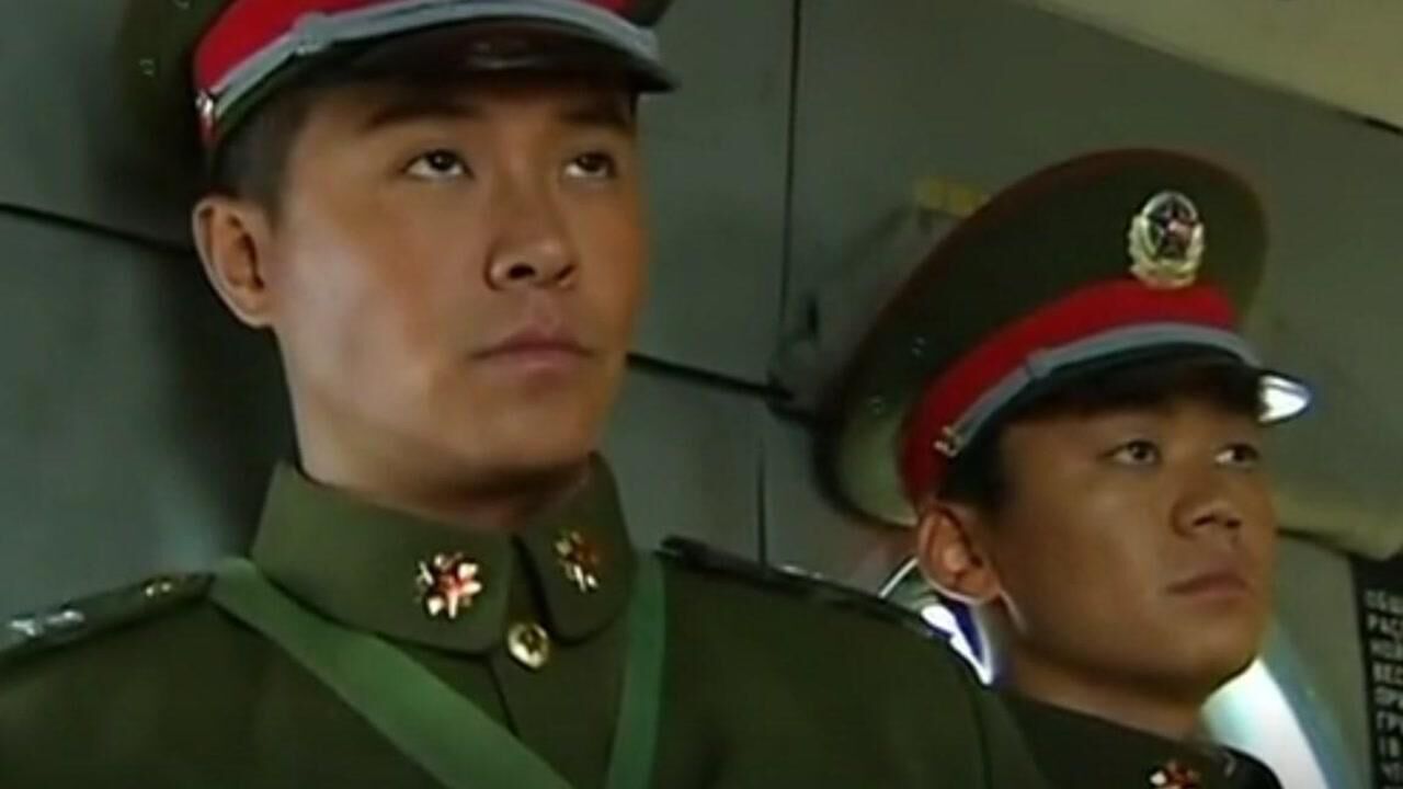 《士兵突击》第21集02:许三多和成才乘坐直升机,前往A大队_高清1080P在线观看平台_腾讯视频