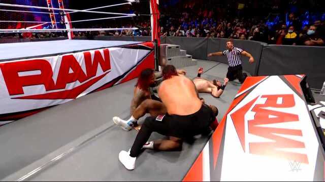 WWE RAW 第1481期:内讧是临时组队的必然结果?德鲁大E台下大打出手