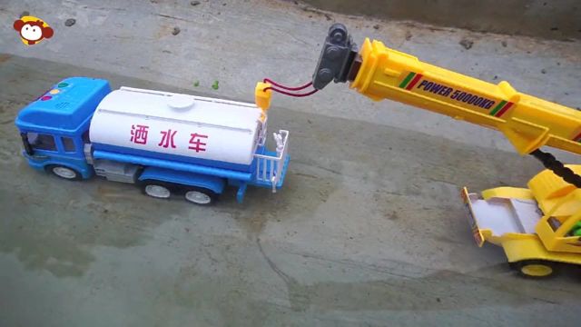 帮助掉进河里的洒水车