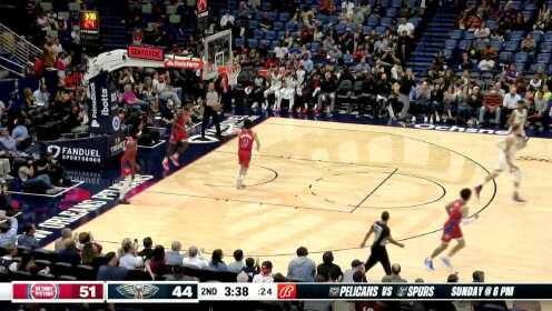 《NBA全场集锦》安排两个人来防守有用吗？瓦兰丘纳斯轻松上反篮刺穿防线