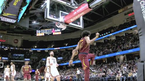 《NBA骑士》这可是他的拿手绝活 乐福抓下篮板送长传 阿伦冲锋在前完成三线快攻