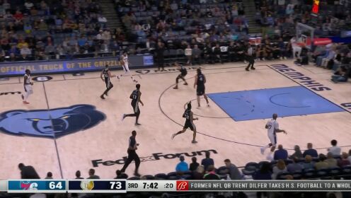 《NBA全场集锦》哈里斯假意突破吸引防守 恩比德弧顶接球直击靶心