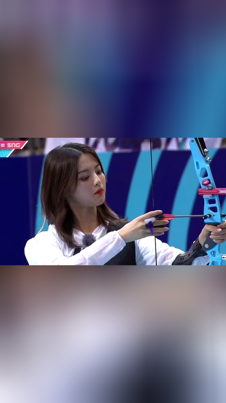 射箭观众喊闭眼杨超越表情亮了