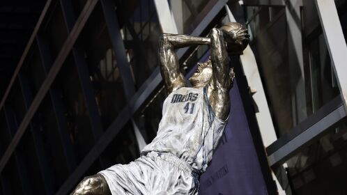 一代传奇一人一城 诺维茨基雕像正是亮相美航中心体育馆大门外