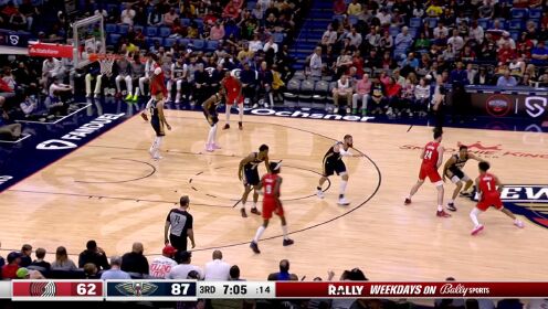 《NBA全场集锦》这样都能进？尤班克斯碾压内线打进2+1