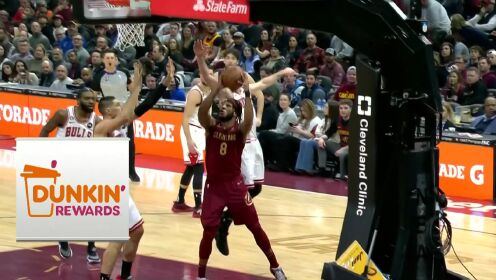 《NBA骑士》史蒂文斯追杀篮下风驰电掣 双手滑翔暴扣霸气十足