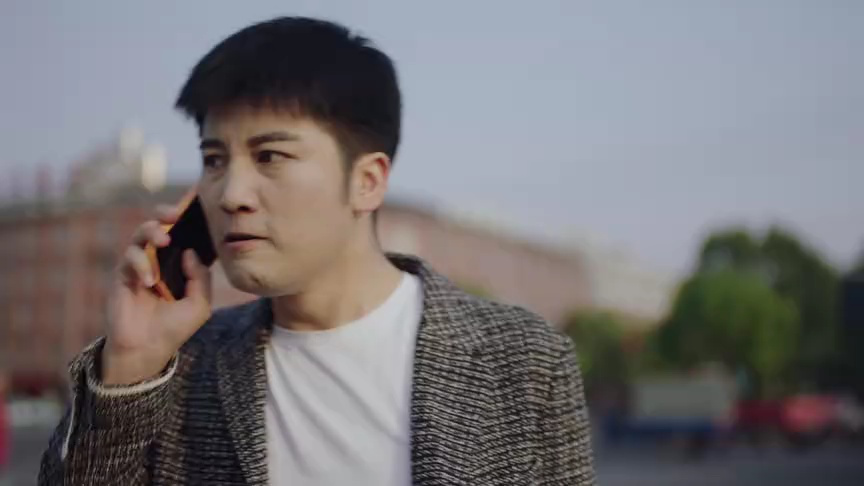 她背后的那双手