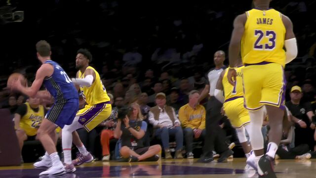 双塔的威力！浓眉伍德双重防守威胁 后者送遮天大帽