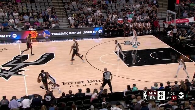 最好的进攻就是防守！琼斯眼疾手快成功抢断快攻上篮拉杆打进