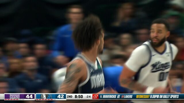 东契奇面对三人围堵高吊篮下 莱夫利小收一饼扣篮拿下