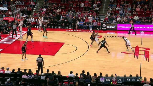 全凭个人能力！蒙克看表掐秒自信三分压哨命中