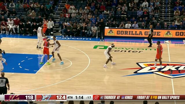 关键时刻挺身而出！霍姆格伦篮下一跃而起补扣得手点燃全场