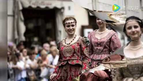 意大利举行“穿越”大游览 古装美女吸人眼球