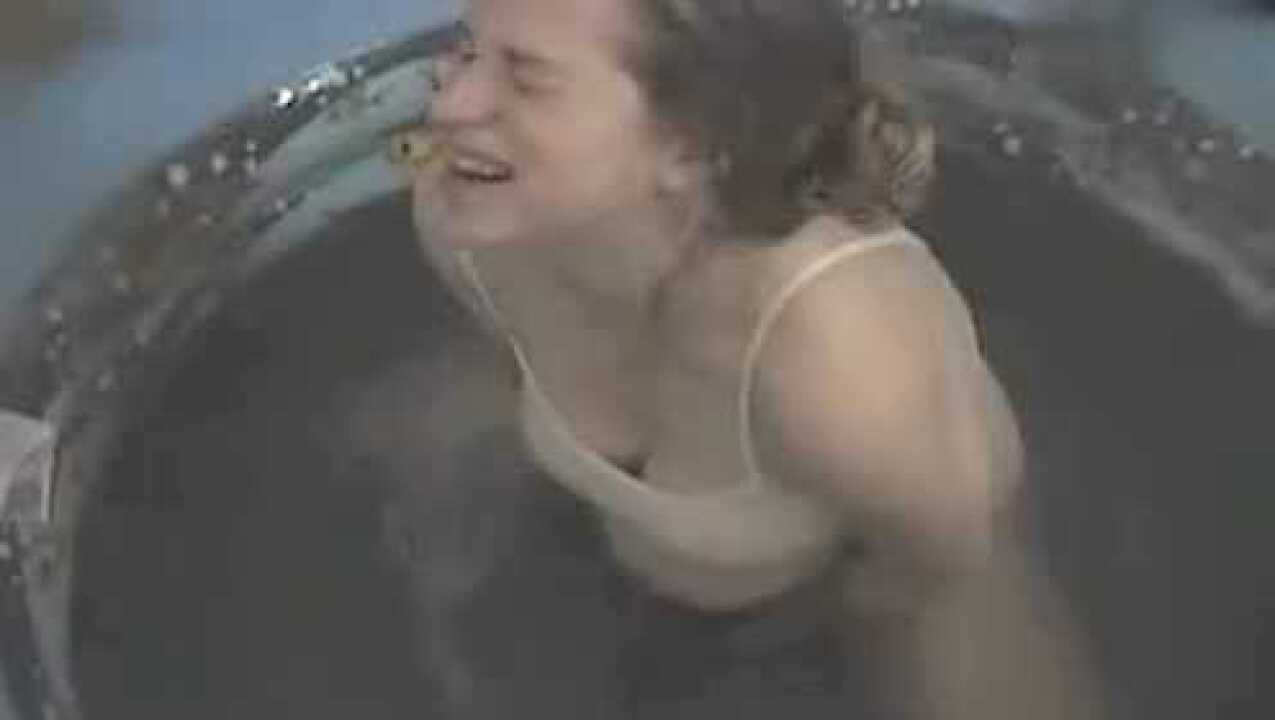 水中分娩：看国外妈妈自己在家中生孩子！_高清