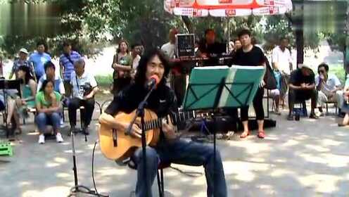 北京流浪歌手吉他弹唱《卓玛》太好听引围观者起舞！