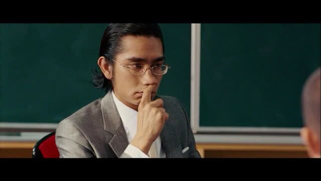 这老师抠鼻子的姿势应该是跟周星驰如花学的吧