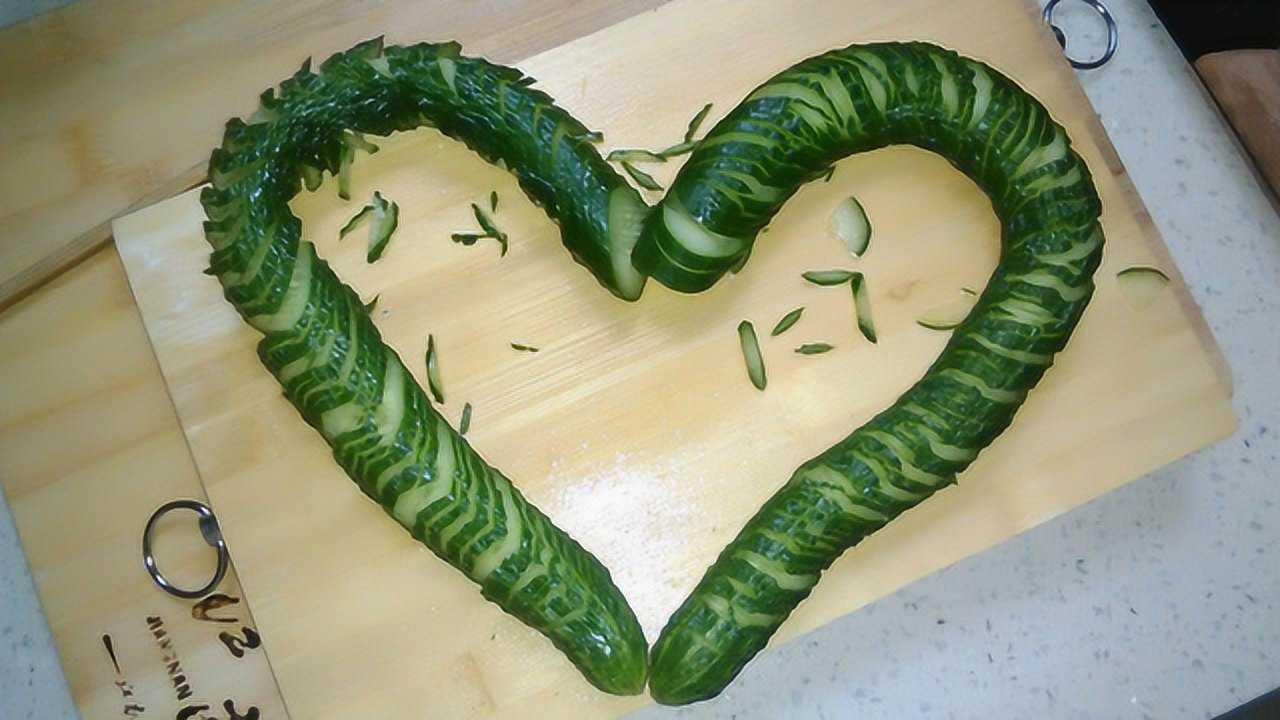 只需借助这个厨房用具就能切出有饭桌长的蓑衣黄瓜这刀工我服