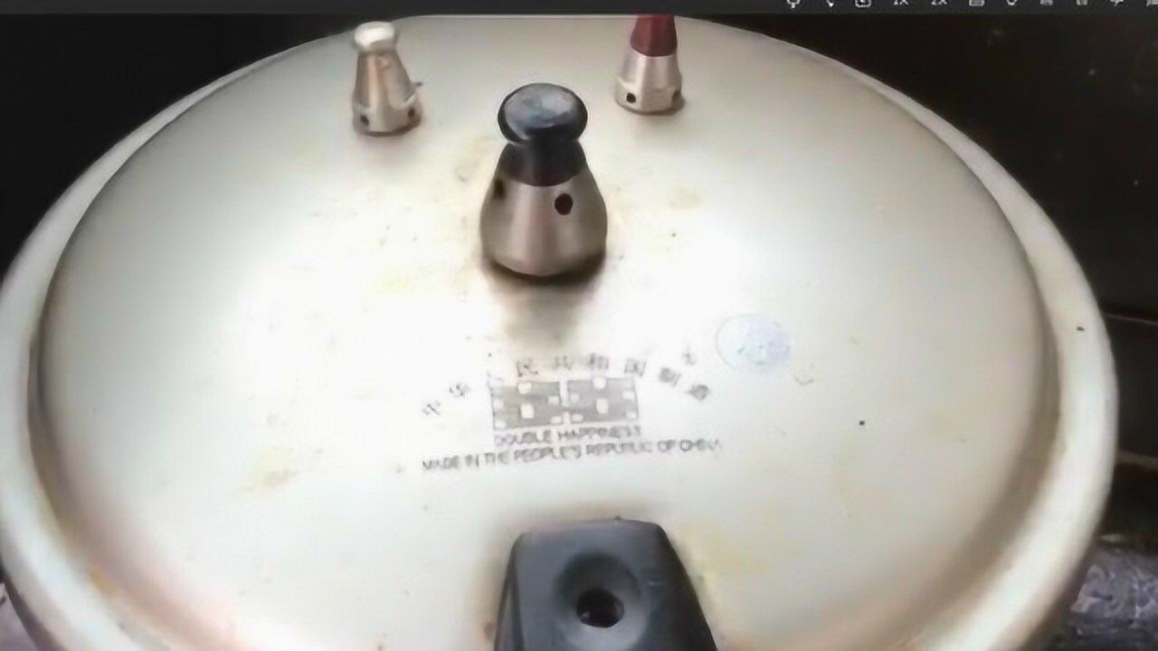 高压锅快速放气法！原来27年间我都傻傻站在锅前面等气自己放完_高清