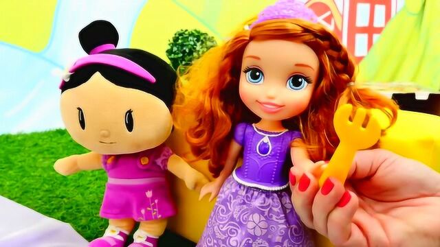 希拉pepee妮可和索非亚公主一起去野餐烧烤