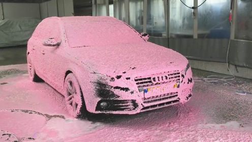 女司机说喜欢粉色，洗车工当时就满足了她的愿望！