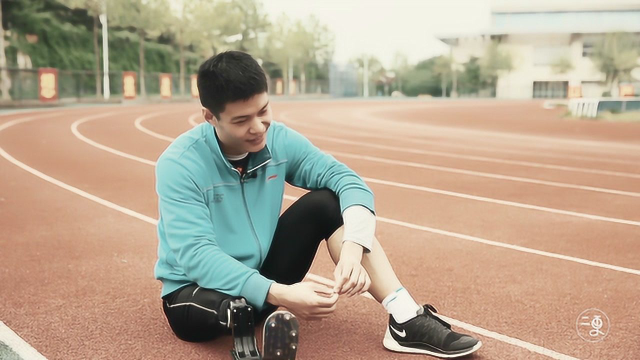 真男人残疾小伙比赛假肢脱落单腿跳完全程
