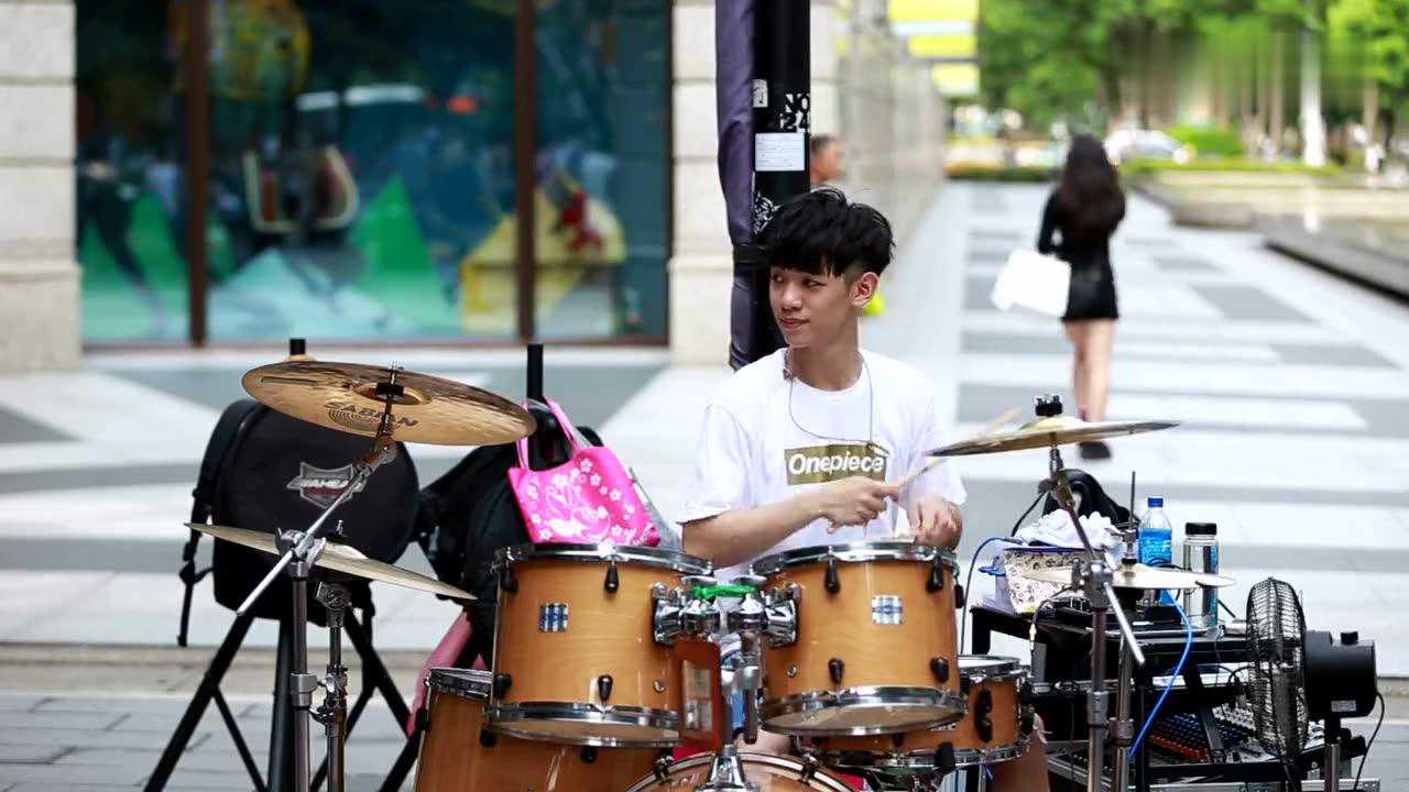 爵士鼓小帅哥街头演奏周杰伦《告白气球》传说中的"小鲜肉"