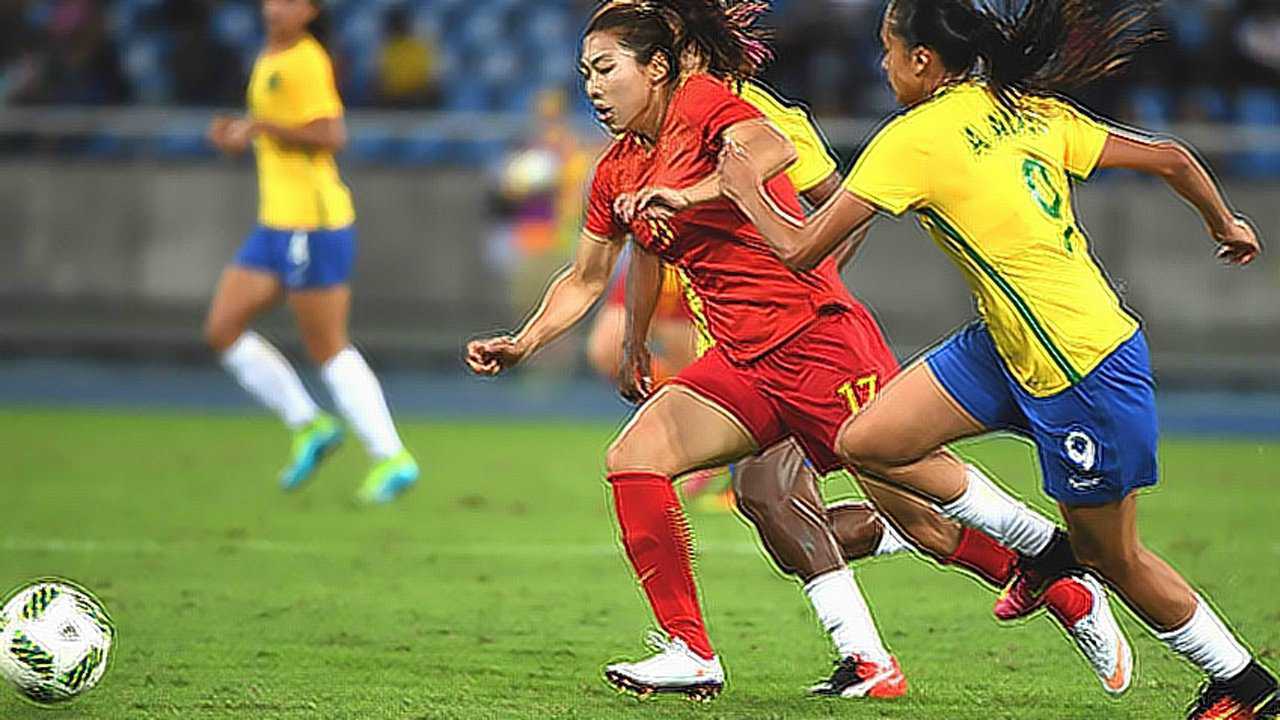 外国女足世界级任意球巴西女卡洛斯的大力射门吓坏了中国守门员